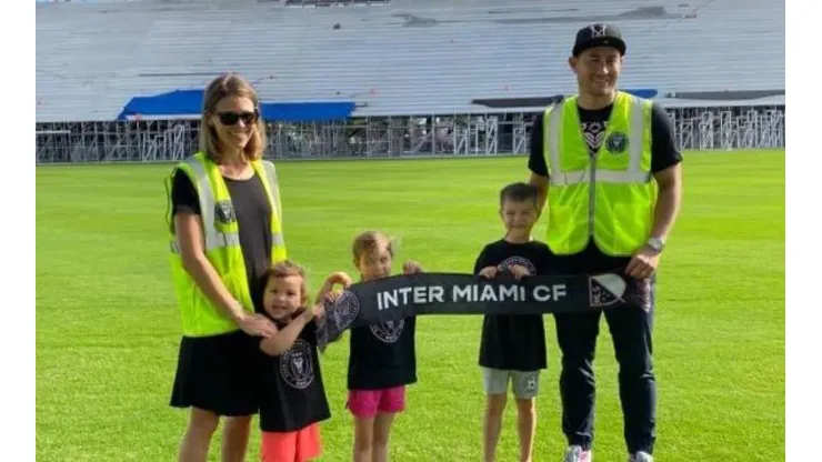 Luis Robles, junto a su familia, en el estadio de Inter Miami.
