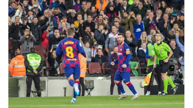 Foto de Arthur con Lionel Messi en Barcelona.
