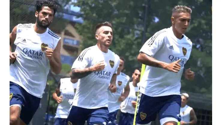 Foto de los jugadores de Boca entrenando.
