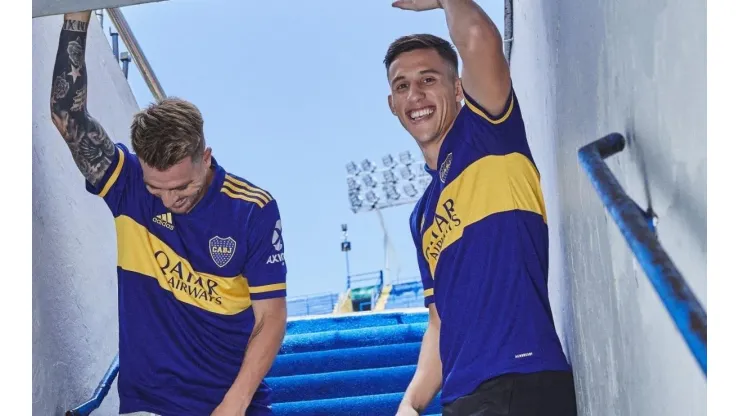 Foto de dos de los jugadores de Boca con la nueva camiseta.
