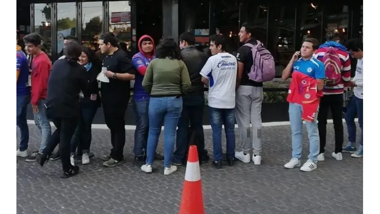 La plantilla de Cruz Azul ingresó por la puerta trasera del hotel y evitó a los fanáticos.
