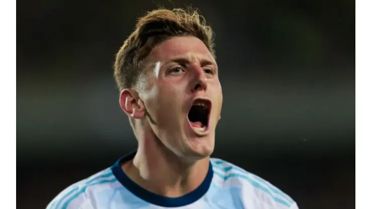 Adolfo Gaich celebra el gol que le da la victoria a Argentina sobre Colombia.
