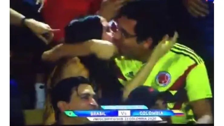 La Kiss Cam apareció en Bucaramanga y a este pobre casi no le dan un beso