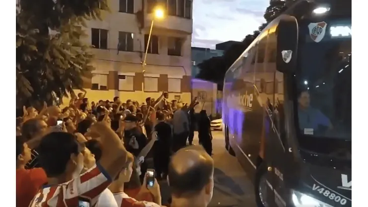 Video: así recibieron los hinchas de Unión al micro de River