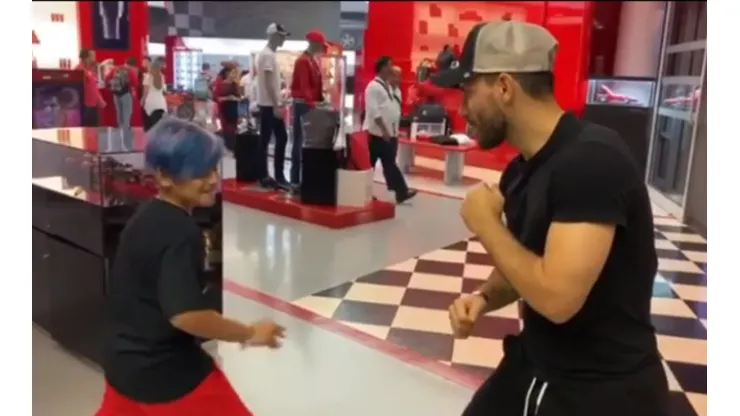 ¿Quién gana? Agüero subió un video peleando junto a su hijo