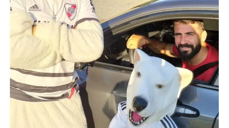 Cumplió 7 años, fue al entrenamiento de River y consiguió su foto en Modo Oso