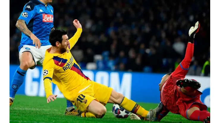 Messi le clavó los tapones en el pecho a Ospina, pero el árbitro lo perdonó