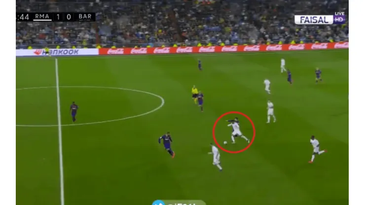 Perdió el Barcelona y Messi la cabeza: patadón a Casemiro en el final