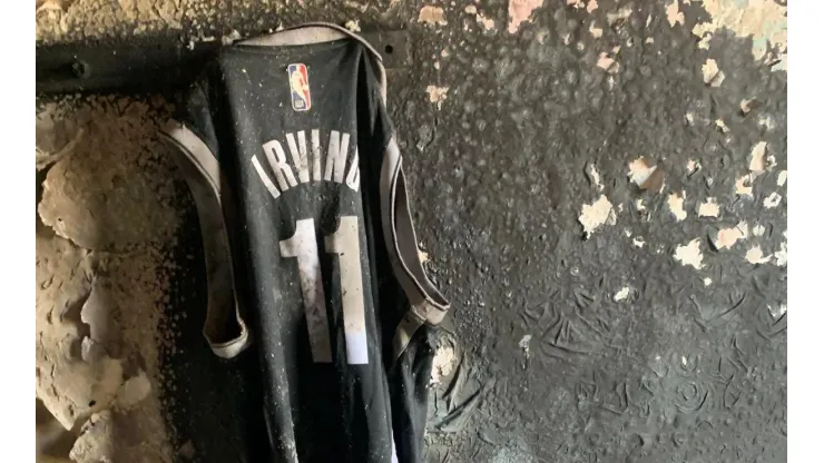 Fanático de los Nets pierde todo en incendio menos camiseta de Kyrie Irving