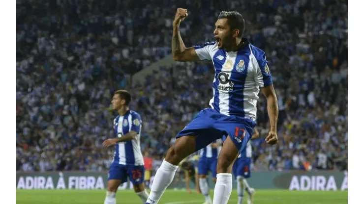 "Cuando Tecatito hace lo imposible": Viralizan video del azteca haciendo magia con el balón