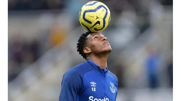 A Yerry Mina todos le hacen el feo: Everton buscaría otro central