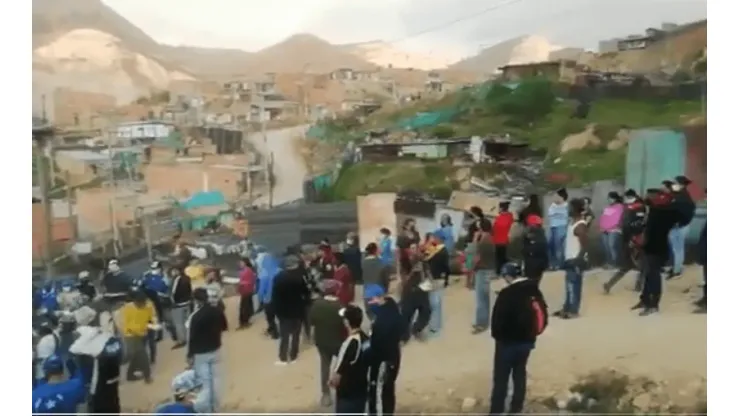 Barras de Millonarios dan ejemplo y reparten comida en barrios de Bogotá