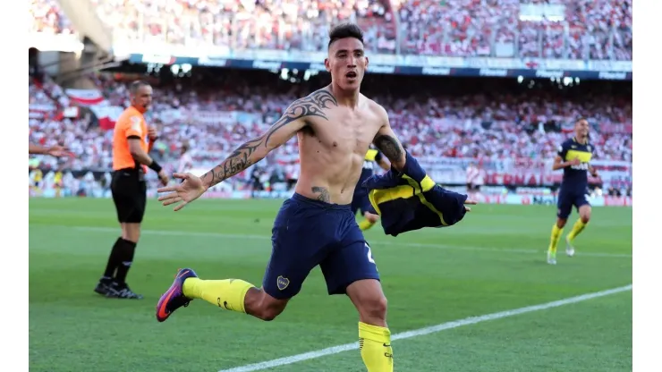 Centurión mostró las dos camisetas de River que tiene dentro de su museo