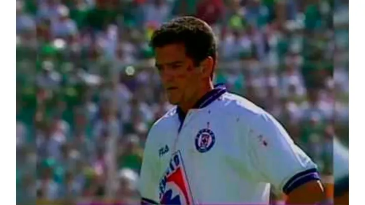 Carlos Hermosillo anotó el gol de oro que le dio el título a Cruz Azul en el Invierno 97. Foto: Captura de pantalla
