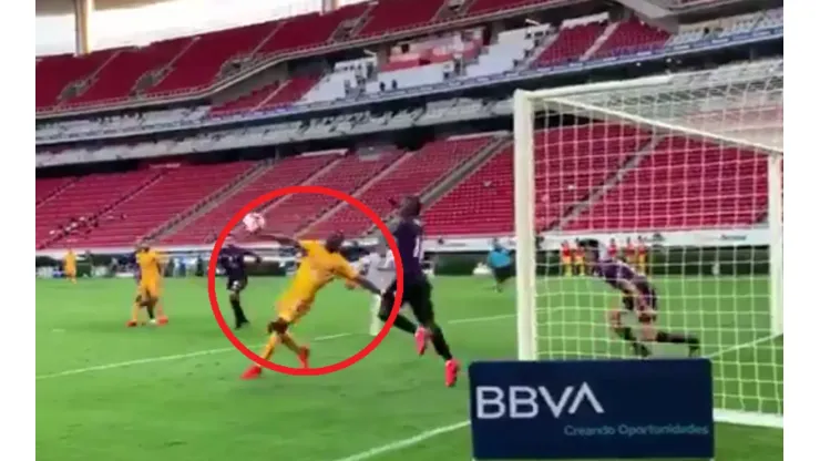 Tigres se perdió un gol insólito debajo del arco. (Captura)
