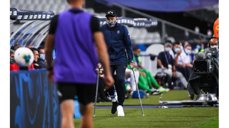 Mbappé en muletas y con bota, la peor imagen para PSG a 19 días de la Champions