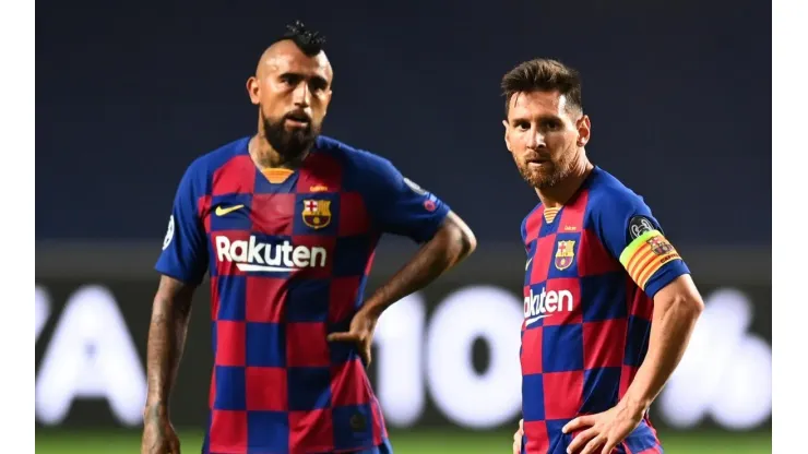 Foto de Arturo Vidal junto a Lionel Messi.
