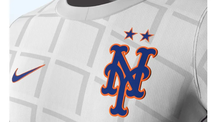 La camiseta de fútbol de New York Mets rinde homenaje a las raíces de los Mets y su ciudad
