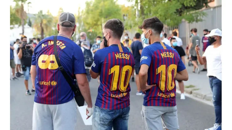 Foto de los hinchas de Barcelona esperando que Messi siga.
