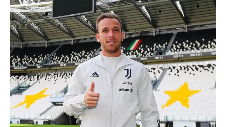 Arthur llegó a Juventus, elogió a Cristiano Ronaldo y tentó a Suárez