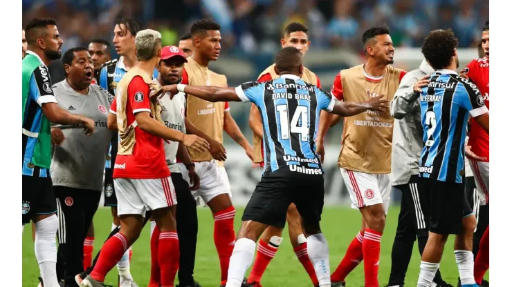 Foto de los jugadores de Gremio enfrentando a Internacional.
