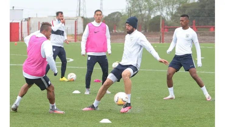 Alianza Lima llegó este lunes a Montevideo.
