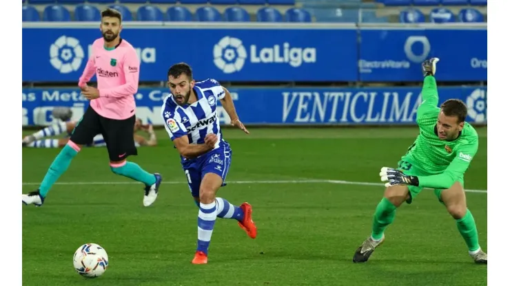 Neto y Piqué se mandaron el blooper del día: el insólito gol del Alavés