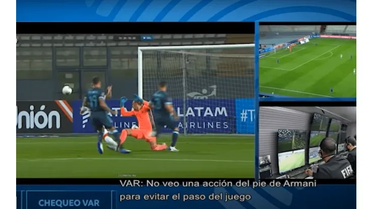 Video: el VAR quería cobrar penal de Armani, pero el árbitro dijo que no