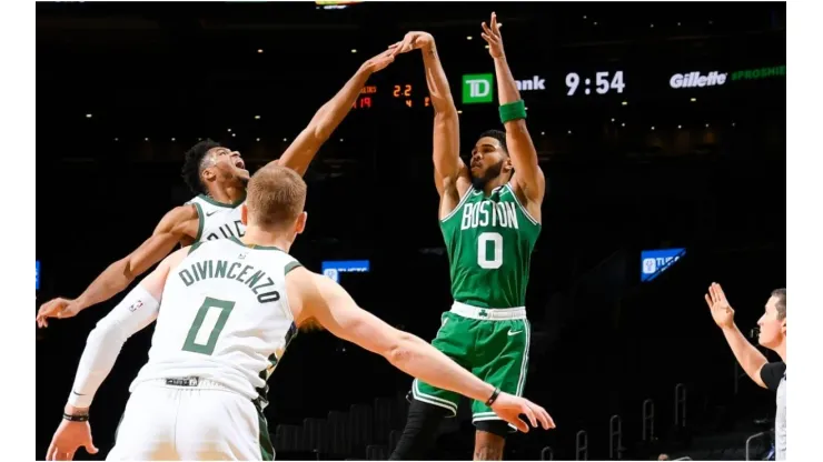 ¡La humillada del año! Tatum le metió un game winner a Giannis en su cara