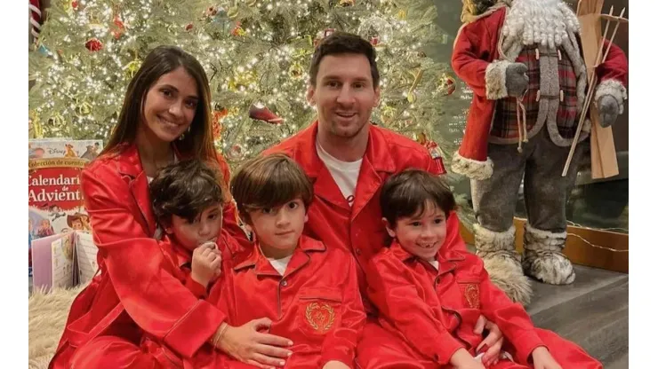 Los amamos: Antonela Roccuzzo subió una foto navideña de la familia Messi