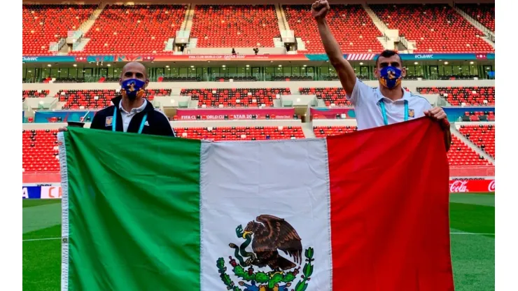 Guido Pizarro y Nahuel Guzmán portaron la bandera de México en Qatar.
