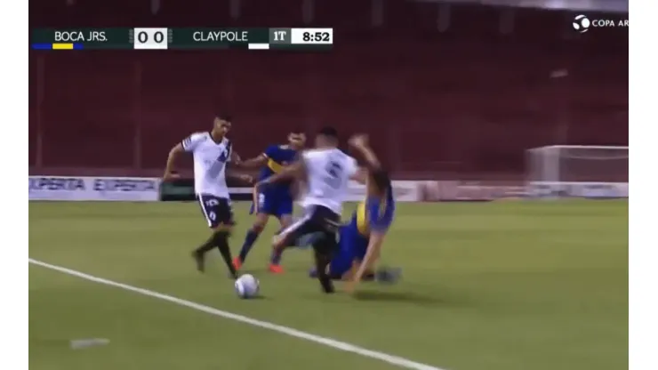 Video: Capaldo metió una terrible patada y sacó de la cancha a un jugador de Claypole