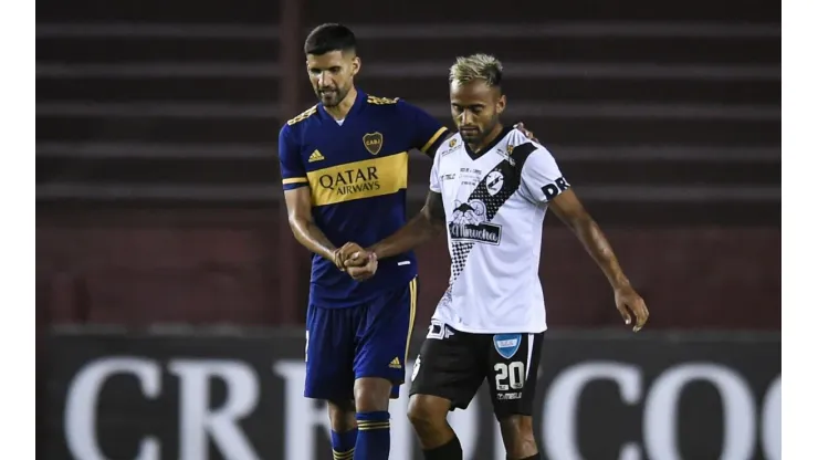 Los jugadores de Claypole coparon el vestuario de Boca para llevarse su camiseta