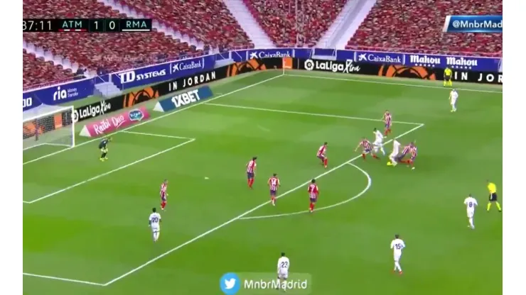 Benzema inventó una pared y el Real Madrid le empató al Atlético a los 87