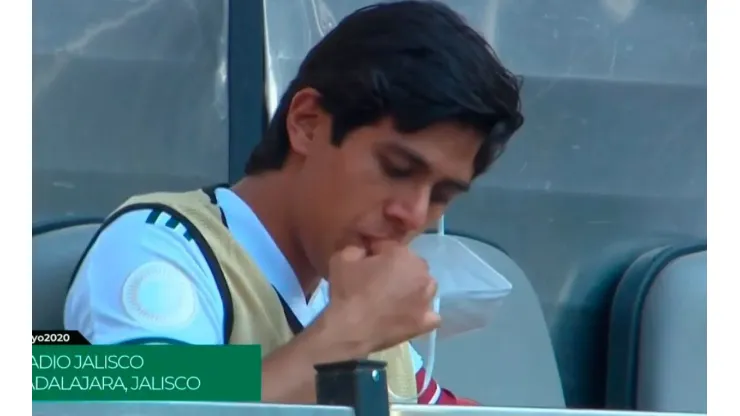 José Juan Macías, comiendo en la banca previo al debut del Tri en el Preolímpico.
