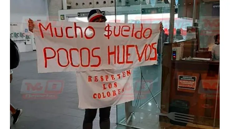 La afición de Chivas recibió al equipo con carteles en el aeropuerto.
