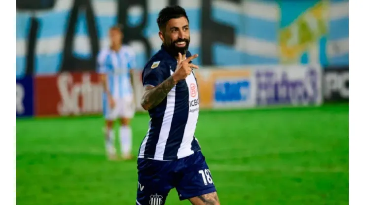 Disculpe, ¿goles tiene? Santos metió un hat-trick y le dio la victoria a Talleres