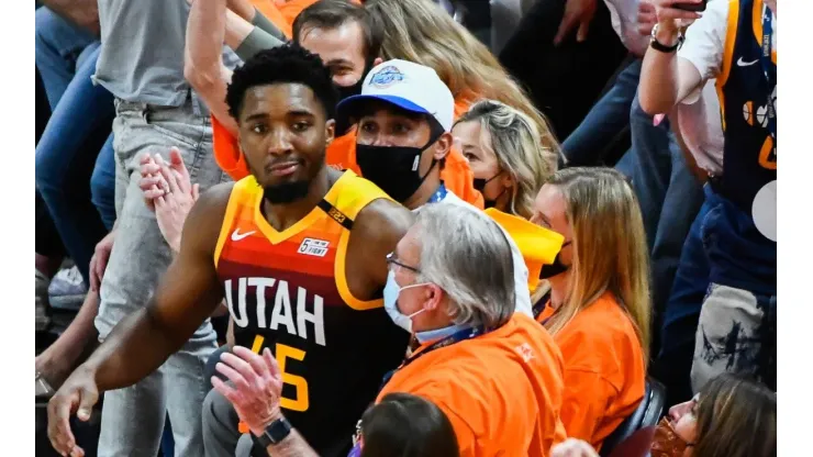 Donovan Mitchell festeja con la hinchada del Jazz. (Foto: Getty)
