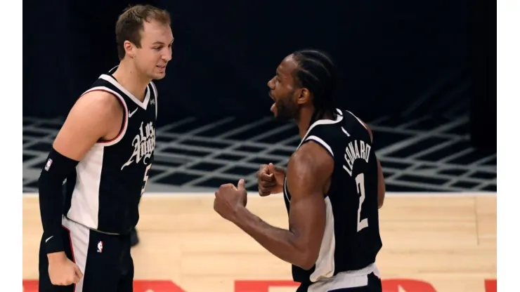 Kawhi Leonard y Luke Kennard en la victoria de Clippers.
