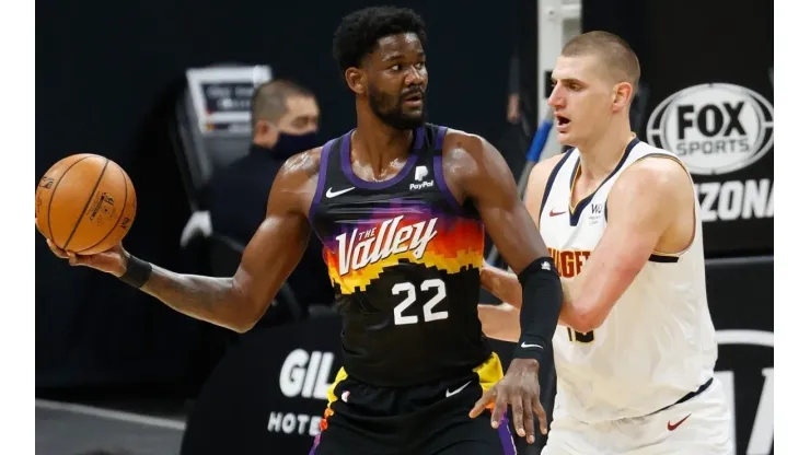 DeAndre Ayton enfrentando a Nikola Jokic en estos playoffs (Getty Images)
