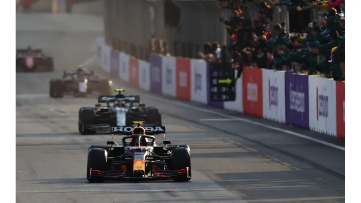 ¿Repite Checo? El mexicano yendo por delante de Lewis Hamilton hace dos semanas en Bakú (Foto: Getty Images).
