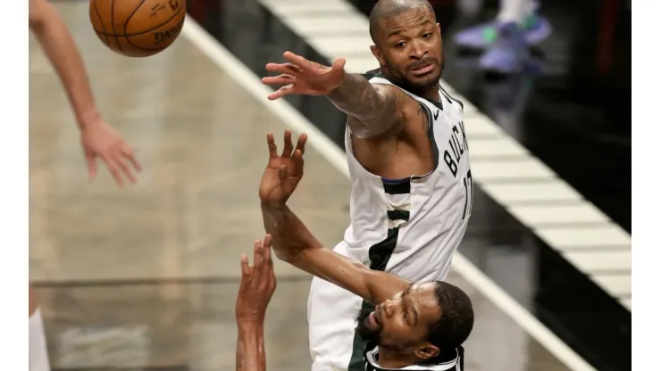 PJ Tucker y Kevin Durant.
