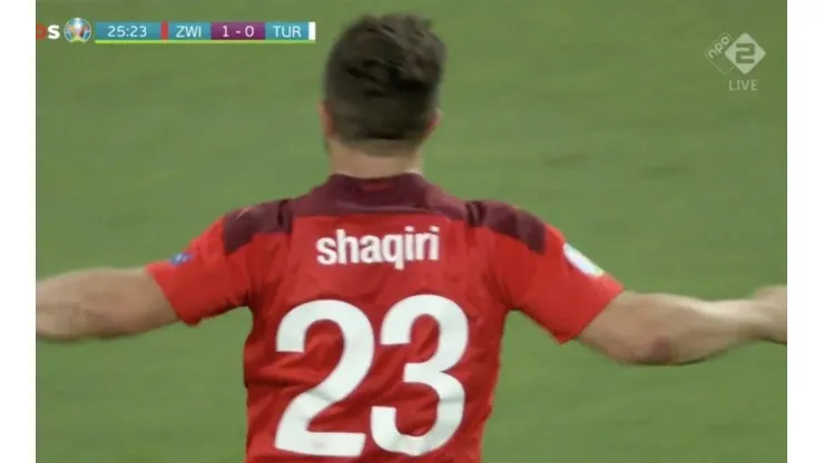 Golazo de Shaqiri para poner el 2-0 vs. Turquía
