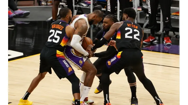 LeBron rodeado de jugadores de Phoenix
