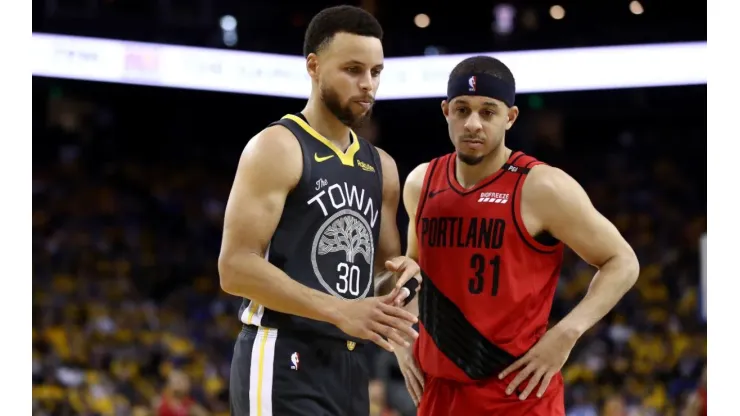 Steph Curry con su hermano Seth, ahora jugador de Philadelphia.
