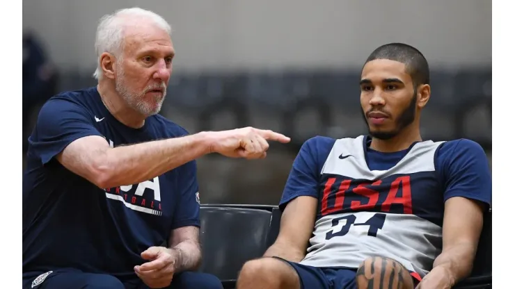 Gregg Popvich con Jayson Tatum, uno de los integrantes de la Selección.
