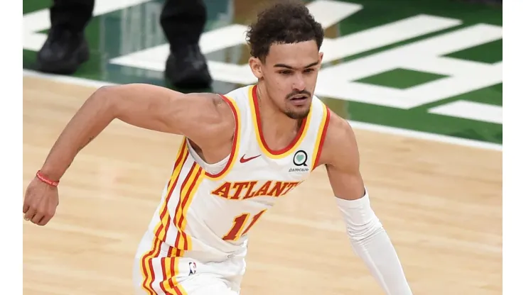 Trae Young destruyó a los Bucks con las flotadoras.
