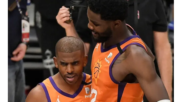 Deandre Ayton con Chris Paul.
