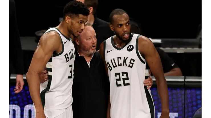 Giannis y Middleton lideran a los Bucks. En el medio, el coach Budenholzer.
