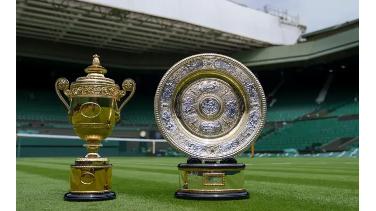 Los trofeos de Wimbledon, el cual un hombre y una mujer levantarán en su respectivo certamen (Foto: Getty Images).
